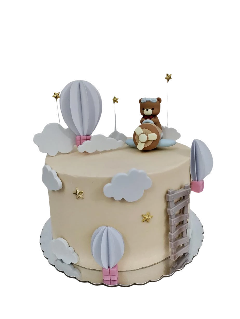 Tarta de baby shower con un globo aerostático y un osito