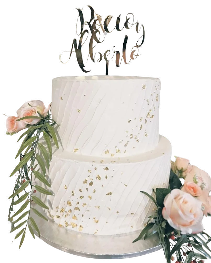 Tarta de boda de dos pisos con flores y pan de oro