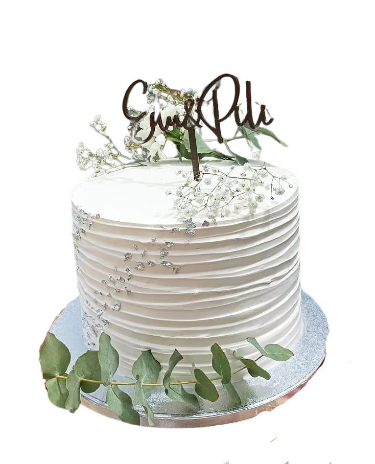 Tarta de boda blanca decorada con hojas de eucalipto