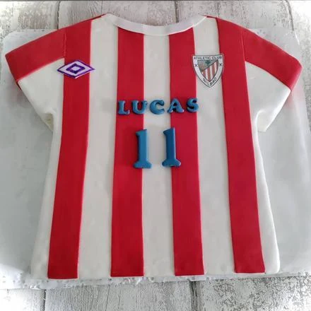 Tarta con forma de camiseta de fútbol roja y blanca