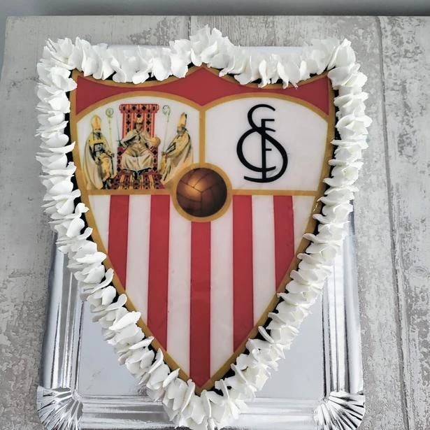 Tarta rectangular decorada como un campo de fútbol