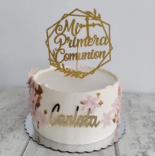 Tarta de primera comunión con aro dorado y flores
