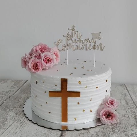 Tarta de primera comunión blanca con cruz y flores rosas