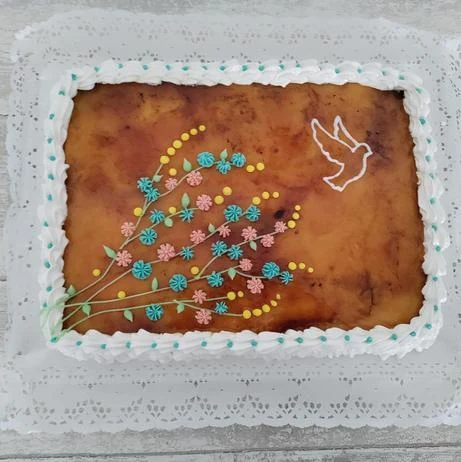 Tarta rectangular de comunión decorada con flores y una paloma