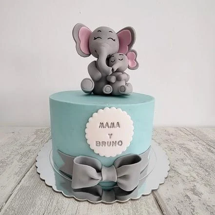 Tarta azul personalizada con un elefante modelado