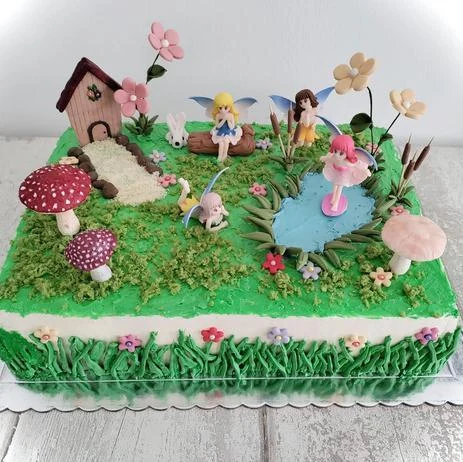 Tarta rectangular decorada como un jardín de hadas