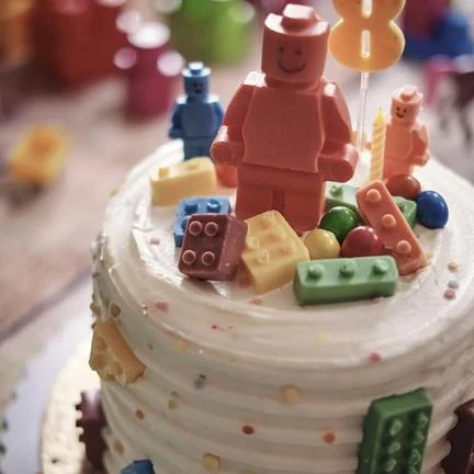 Tarta decorada con piezas y figuras de Lego