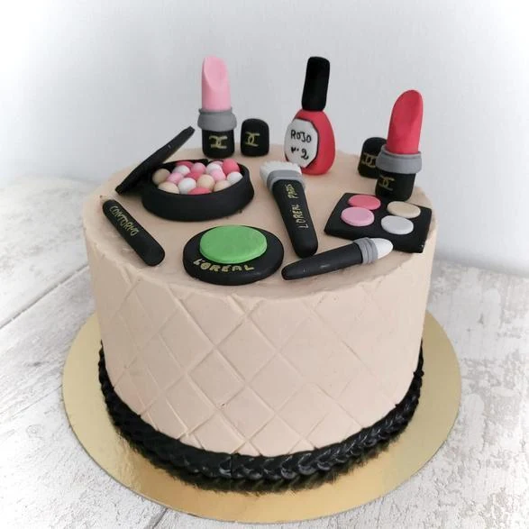 Tarta decorada con piezas de maquillaje modeladas