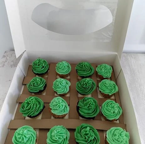 Caja con cupcakes verdes personalizados