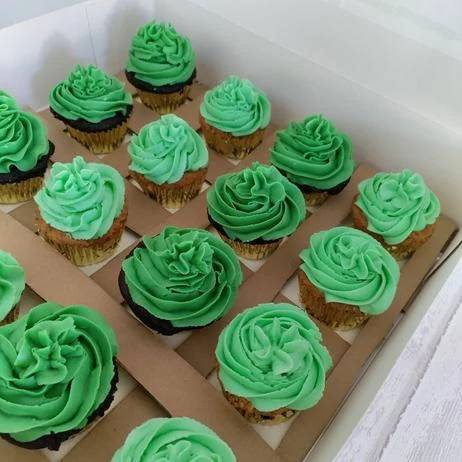 Cupcakes con crema en diferentes tonos de verde