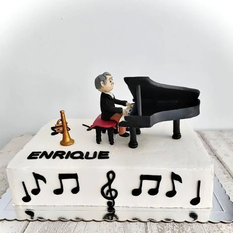 Tarta blanca con piano, músico y notas musicales