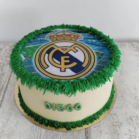 Tarta de fútbol con el escudo del Real Madrid