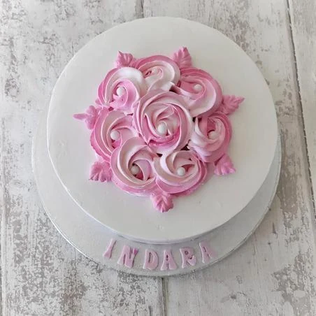 Tarta blanca con una gran rosa de crema
