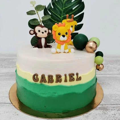 Tarta verde y blanca decorada con animales de la selva