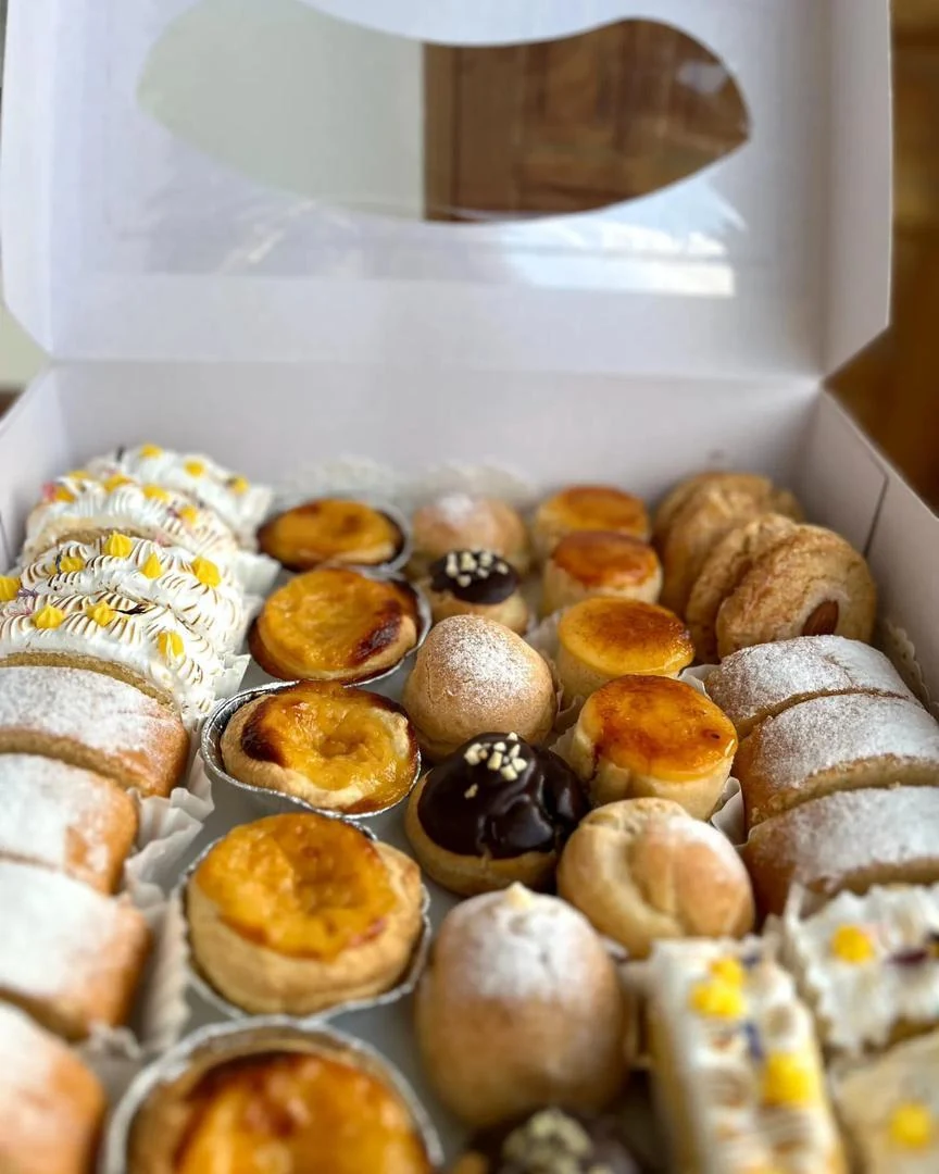 Caja grande con un surtido de dulces artesanales